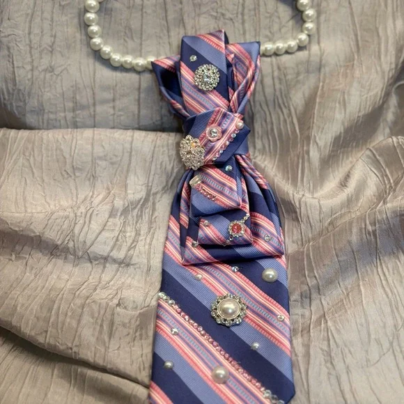 Elegant Striped Brooch-Embellished tie necklace. - Picture 1 of 6